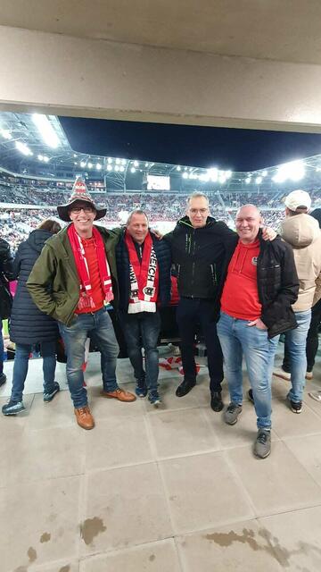 Der Justizsportverein Suben und der Bayern-Fanclub St. Marienkirchen organisierten die Fahrt zum Länderspiel gegen Aserbaidschan. Bei der Busfahrt zum Spiel sammelten die Fußballfans insgesamt 500 Euro für den erkrankten Schärdinger Ex-Kicker Markus Till.  | Foto: Justizsportverein Suben