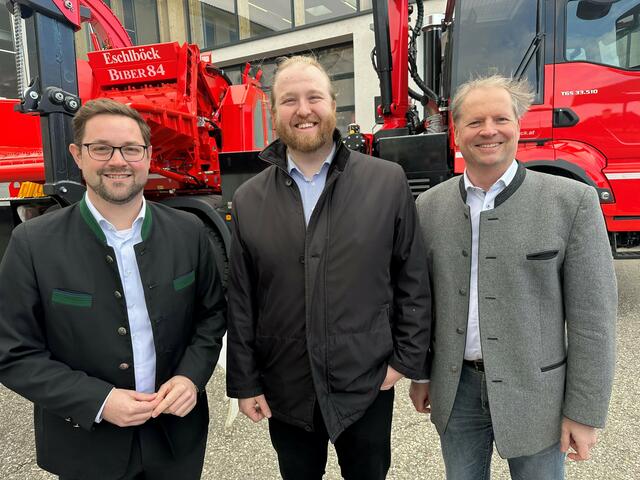 OÖVP-Landesgeschäftsführer Florian Hiegelsberger, Firmenchef Reinhard Eschlböck, und Bauernbund-Direktor Wolfgang Wallner zu Besuch bei Eschlböck in Prambachkirchen. | Foto: OÖVP