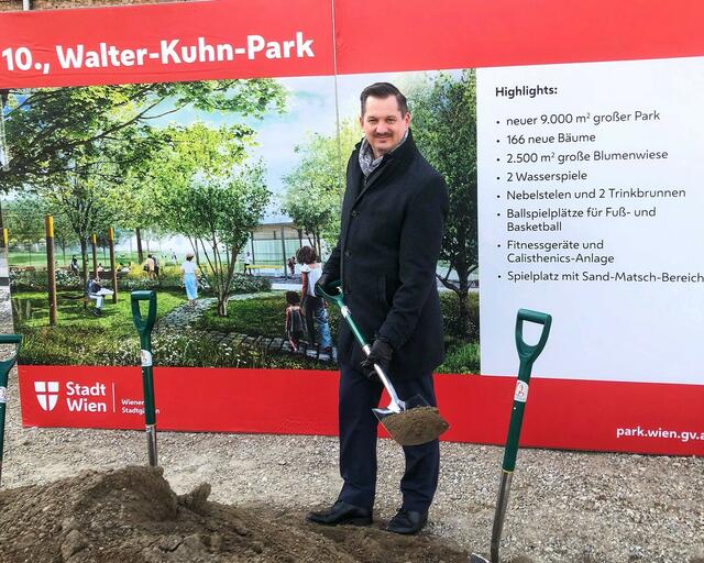 Bezirksvorsteher Marcus Franz (SPÖ) freut sich über den neuen Walter-Kuhn-Park, der bis 2024 entsteht. | Foto: Schuster
