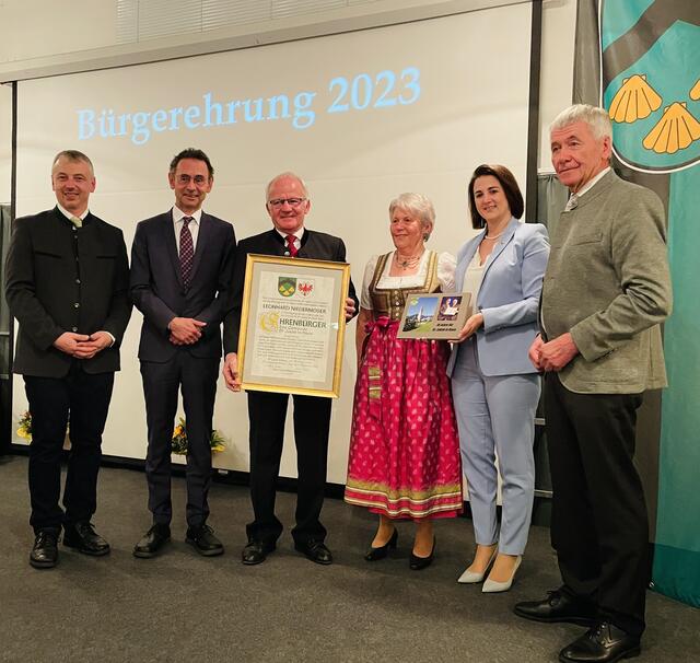 Leo Niedermoser mit Frau und Gratulanten. | Foto: Kogler