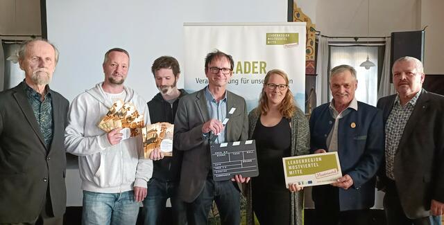 Bernhard Gamsjäger, die Filmemacher Georg Watschka und Herwig Niederer, Projektleiter Ernst Kieninger, Isabella Größbacher-Stadler und Obmann Anton Gonaus (LEADER-Region Mostviertel-Mitte) und der Puchenstubner Bürgermeister Helmut Emsenhuber | Foto: LEADER-Region Mostviertel-Mitte