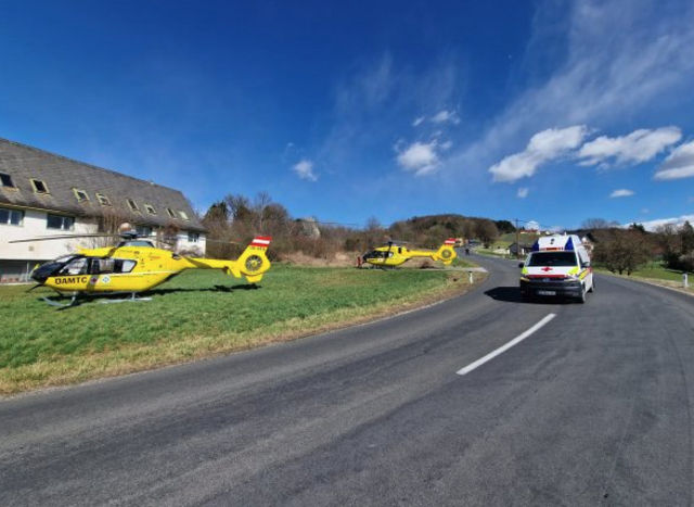 Die beiden verletzten Männer mussten mit zwei Rettungshubschraubern in das LKH Graz geflogen werden. | Foto: FF Sebersdorf