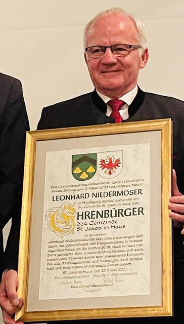 Leo Niedermoser mit der Ehrenbürger-Urkunde. | Foto: Kogler
