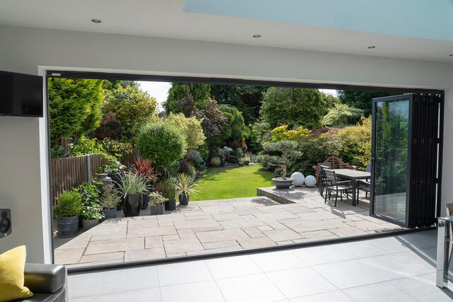 Eine schöne Terrasse ist eine Wohlfühloase und eine Erweiterung des Wohnraums. | Foto: stock.adobe.com/Wormsmeat