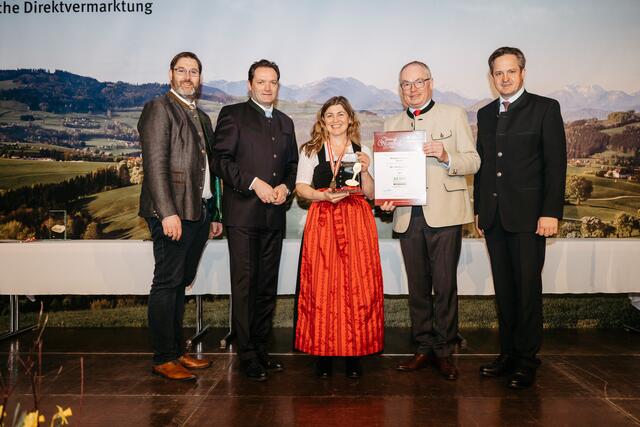 Eveline Weingartner aus Kössen durfte sich über das Goldene Stamperl für ihren Gin freuen. | Foto: Schafranek.at