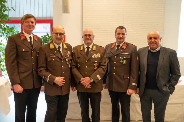 Die Betriebsfeuerwehr der Voestalpine Stahl Donawitz GmbH unter neuem Kommando: OBI Clemens Butter (li.) und HBI Gregor Reissner (2.v.r.) folgen auf ABI d.V. Peter Rieberer (2.v.l.) und OBR d.F. Werner Schmidt (Mitte). Im Bild mit Arbeiterbetriebsratsvorsitzender Josef Gritz | Foto: Bernd Strohhäussl