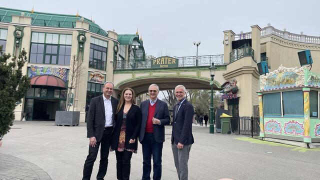 Gaben den Startschuss in die Pratersaison 2023 (v.l.): Michael Prohaska (Geschäftsführer der Prater Wien GmbH), Silvia Lang (Präsidentin des Wiener Praterverbandes), Karl-Jan Kolarik (Obmann von Prater Aktiv) und Alexander Ruthner (Prokurist der Prater Wien GmbH). | Foto: Kathrin Klemm