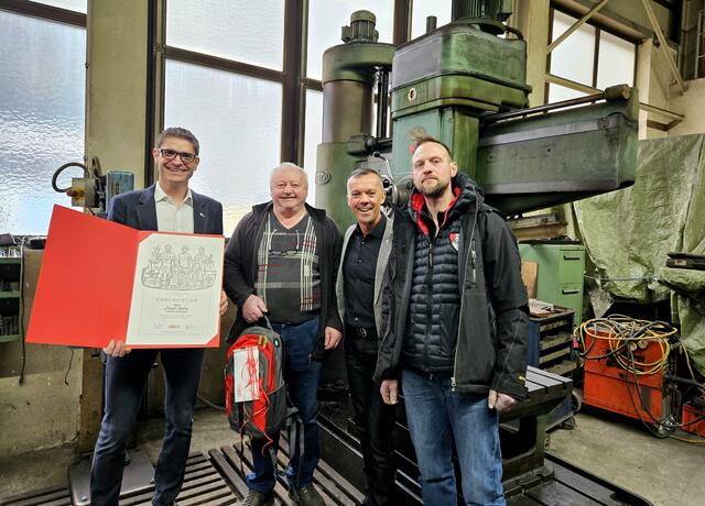 WK-Bezirksobmann Michael Gitterle (l) und Bezirksstellenleiter Otmar Ladner (3.v.l) überreichten Josef Spiss (2. v.l.) das Ehrendiplom der Wirtschaftskammer Tirol und gratulierten Stefan Spiss (r) zur geglückten Betriebsübernahme. | Foto: WK Landeck 