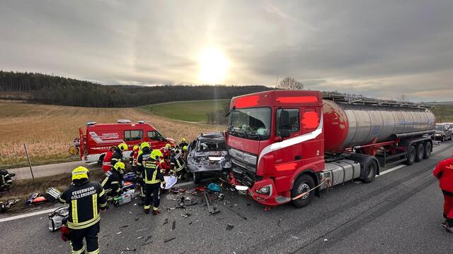 Der Lkw übersah das Auto, das wegen einer Panne am Fahrbahnrand abgestellt war. | Foto: FF Göllersdorf, FF Hollabrunn