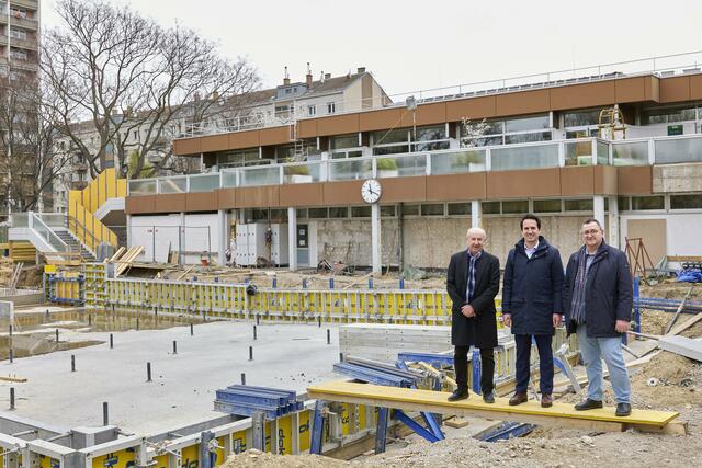 V.l.n.r.: Im Brigittenauer Bad machten sich Hubert Teubenbacher (MA44), Stadtrat Christoph Wiederkehr (Neos) und Bezirksvorsteher Hannes Derfler (SPÖ) ein Bild von den Bauarbeiten. | Foto: PID / Markus Wache