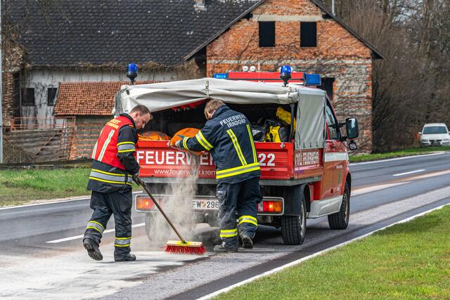 Drei Feuerwehren waren beim Binden einer kilometerlangen Ölspur zwischen Kremsmünster und Sattledt gefordert. | Foto: TEAM FOTOKERSCHI.AT / RAUSCHER