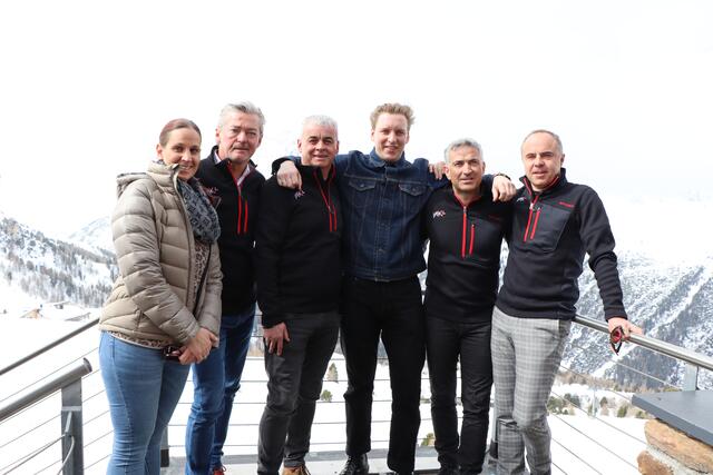 Picture in den Snow: George Ezra mit AR-Vorsitzender Myriam Walser, Obmann Alexander von der Thannen (beide TVB Paznaun-Ischgl, AR-Vorsitzender Jürgen Kurz (Silvrettaseilbahn AG) und die Seilbahn-Vorstände Günther Zangerl und Markus Walser (v.l.).  | Foto: Othmar Kolp