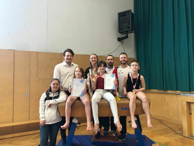 Soriat Linus, Topitz Ansgar und Stöger Jakob gemeinsam mit ihren Trainern und Betreuern | Foto: Turnverein Attnang-Puchheim 1906