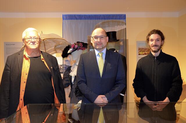 Gemeinderat Pitten Gerhard Kattinger (SPÖ), Werner Sulzgruber (Historiker und Fachmann der jüdischen Geschichte), Sebastian Buchner (Museumsleitung PIZ 1000) v.l | Foto: Elisabeth Peinsipp