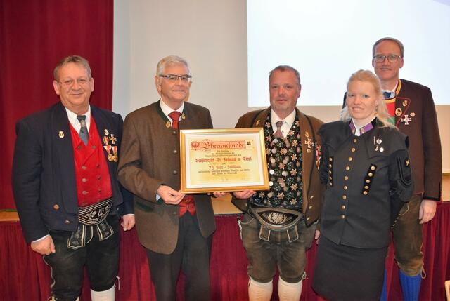 Bezirks-Kapellmeister Gerald Embacher, Landesverbands-Obmann-Stv. Raimund Winkler, Bezirks-Obmann Michael Werlberger, Bezirks-Jugendreferentin Julia Perterer und Bezirks-Kapellmeister-Stv. Andreas Wörter (v. li.). | Foto: Roswitha Wörgötter