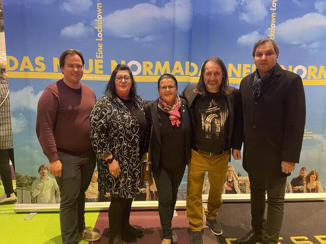 Feldbacher Delegation im Dieselkino Gleisdorf: Robert Trummer, Silvia Nagy, Sonja Skalnik und Christian Ortauf (v.l.) kamen zur Vorpremiere des neuen Films von Oli Haas (2.v.r.). | Foto: RegionalMedien