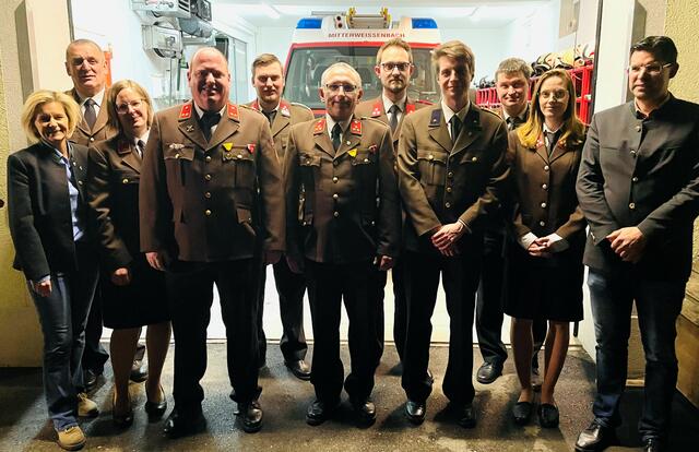 Die Mitglieder und Ehrengäste der FF Mitterweißenbach bei der Jahresvollversammlung. | Foto: ff-badischl.at