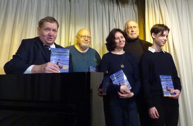 Herausgeber des Buches "Motl, der Waisenknabe" und die Familie des Übersetzers Boris Brainin.
Von li. nach re.: Erwin Matl, Leopold Hnidek, Agata Andreeva, Valeri Brainin und Miron Vatlin | Foto: Gertrud Hauck