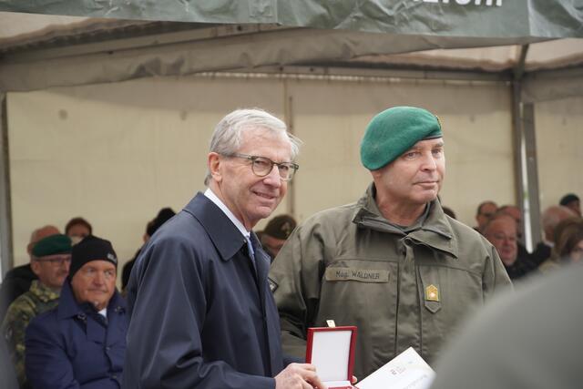 Landeshauptmann Wilfried Haslauer und Anton Waldner in der Schwarzenbergkaserne. | Foto: Emanuel Hasenauer