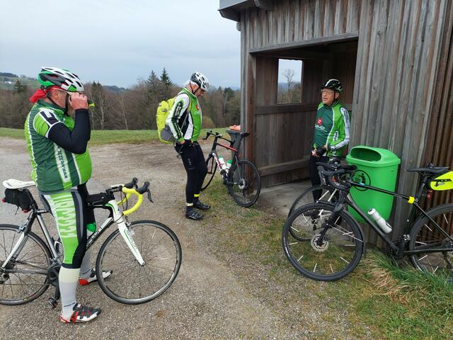 Nach der schweißtreibenden Bergauf-Fahrt gibt es auf der "Wetterlucke" eine kurze Rast.Karl Picker, Stefan Enzenhofer, Heribert Schmidl | Foto: Foto: Union Radclub St. Margarethen
