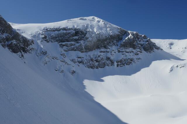 Die Glöcknerin, rechts unten im Bild der zugefrorene und zugeschneite Wildsee.  | Foto: Thomas Neuhold
