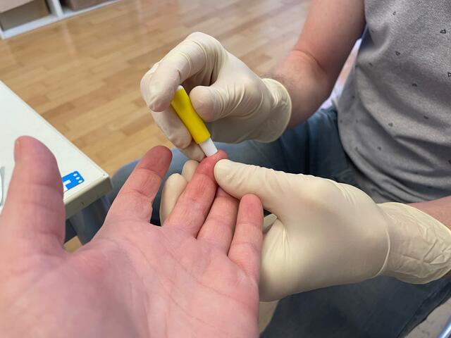 HIV-Test. Ein kurzer Stich und ein Tropfen Blut bringt Gewissheit. | Foto: sm