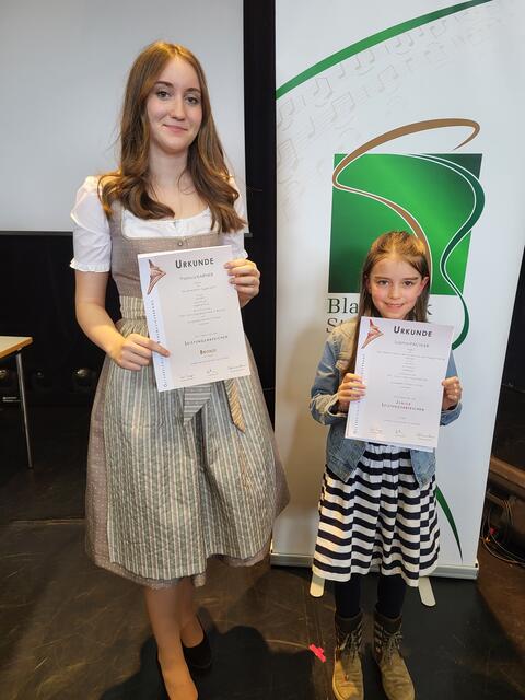 Theresa Karner (17) als älteste und Sophia Pachler (8) als jüngste Absolventinnen der Prüfung. | Foto: KK