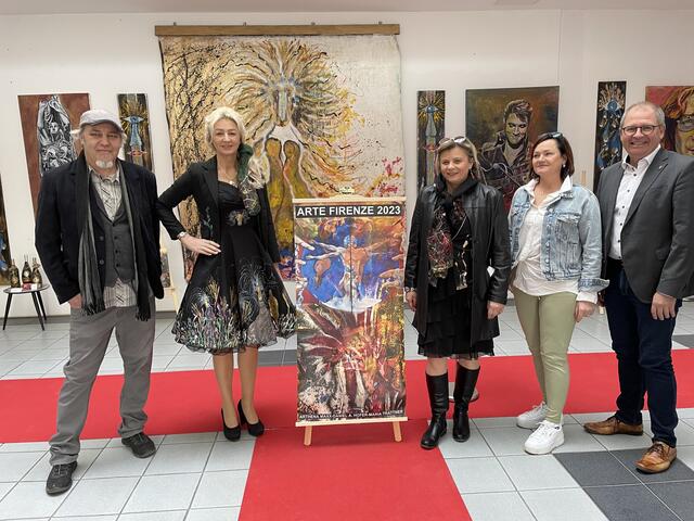 Setzten Zeichen in Italien: Daniel A. Hofer, Michaela Lukmann, Maria Trattner und Bernd Osprian mit einem Art-Model | Foto: Almer