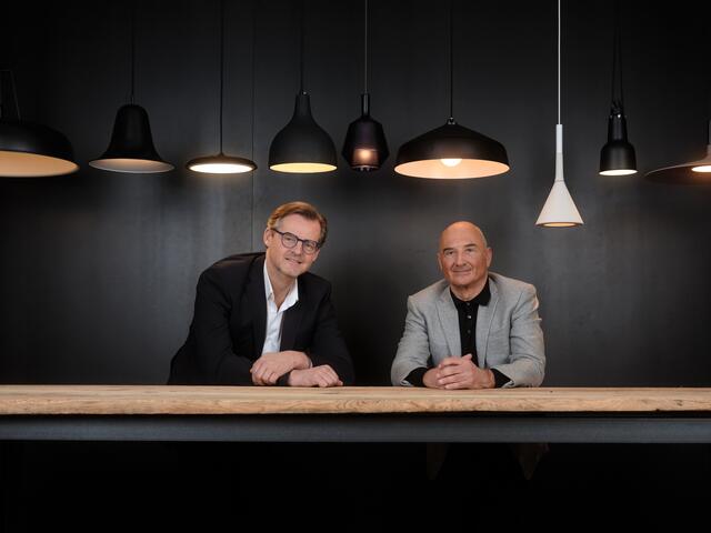 Machen künftig gemeinsame Sache: Die beiden Geschäftsführer der neu gegründeten Lichtstudio Project gmbH Andreas Eisenkeil (r.) und Markus Hausberger. | Foto: Promedia