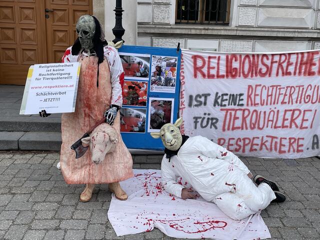 Proteste der Tierschützer (VGT) vor dem Landesgericht. | Foto: Zezula