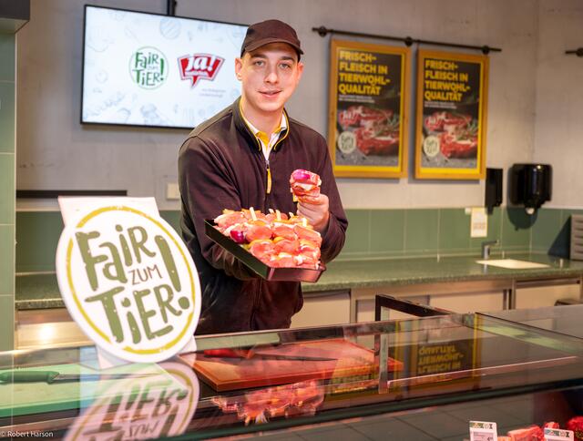 Ab sofort ist in allen BILLA und BILLA PLUS Bedientheken in Tirol ausschließlich Frischfleisch und Huhn von Ja! Natürlich oder „Fair zum Tier“ erhältlich. | Foto: BILLA AG / Robert Harson