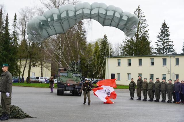 Auch Fallschirmspringer zeigten ihr Können. | Foto: Emanuel Hasenauer