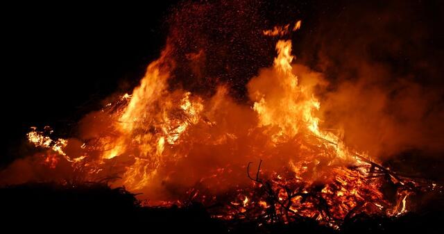 Das Entzünden von Osterfeuern unterliegt gesetzlichen Bestimmungen, die sich je nach Bundesland und Gemeinde unterscheiden können. In diesem Beitrag findest du Wissenswertes rund um das Osterfeuer sowie Infos zu den derzeit geltenden Regelungen in deiner Region. | Foto: KK