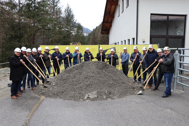 Heinz Kofler, Bernhard Achenrainer, Martin Auer, Harald Sieß, Jakob Klimmer, Roland Wechner, Stefan Jenewein, Christian Kalsberger, Harald Bonelli, Albert Erhart, Verbandsobmann Alexander Jäger, Reinhard Spiss, Franz Benedikt, Franz Geiger, Andreas Förg, Stefan Köhle, Georg Venier jun. und Georg Venier sen (v.l.). | Foto: Othmar Kolp
