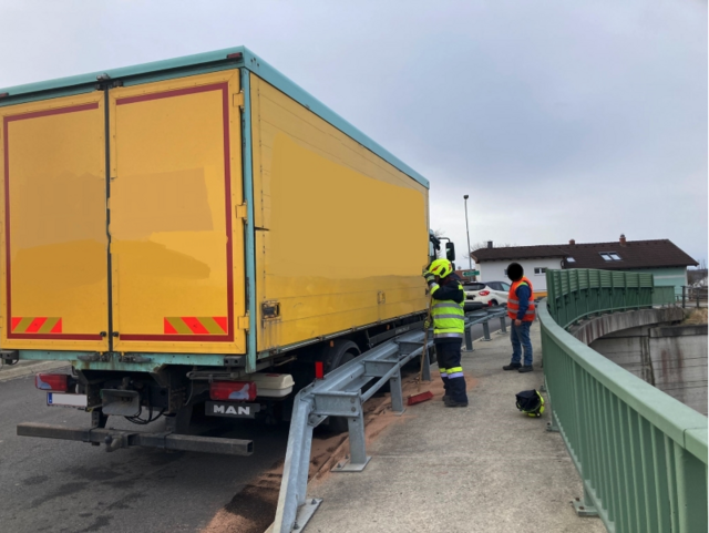 LKW verlor Diesel | Foto: FF Göpfritz