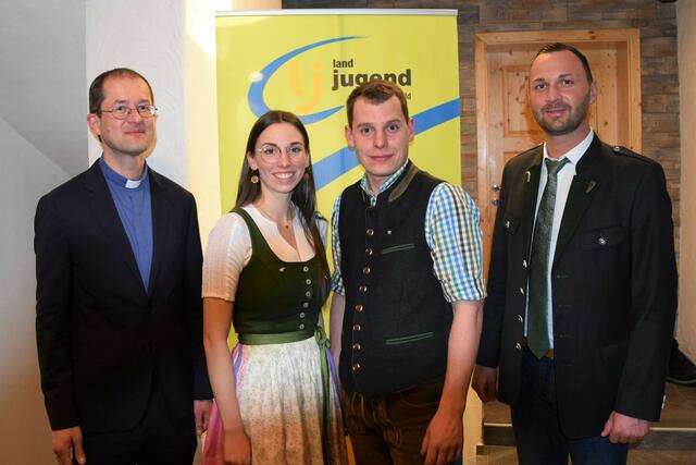 Obmann Michael Kogler und Leiterin Stephanie Strohmeier mit den Ehrengästen Hubert
Schröcker (l.) und Patrick Knappitsch (r.).  | Foto: LJ Eibiswald