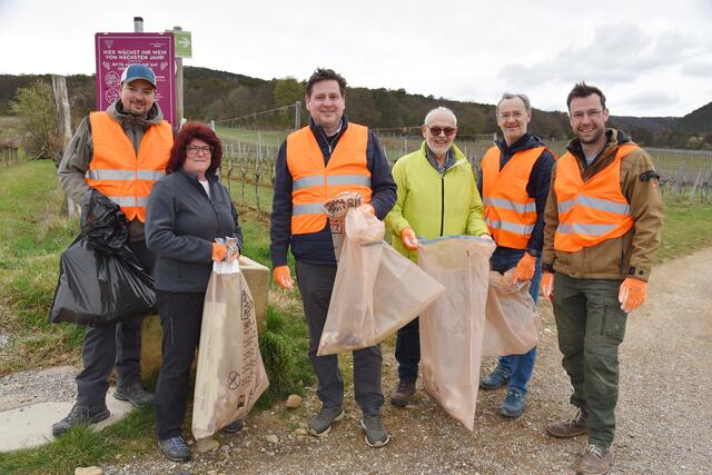 Am Badener Berg waren Bernhard Ceidl, Alexandra Vanasek-Lorenz, Bürgermeister Stefan Szirucsek, GR Leopold Habres, Stadtgartendirektor Andreas Kastinger und StR Franz Schwabl fleißig. | Foto: 2023psb/sap
