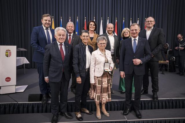 Landeshauptmann Thomas Stelzer überreicht das Ehrenzeichen des Landes Oberösterreich an Josefa Rutzetschin. | Foto: Max Mayrhofer