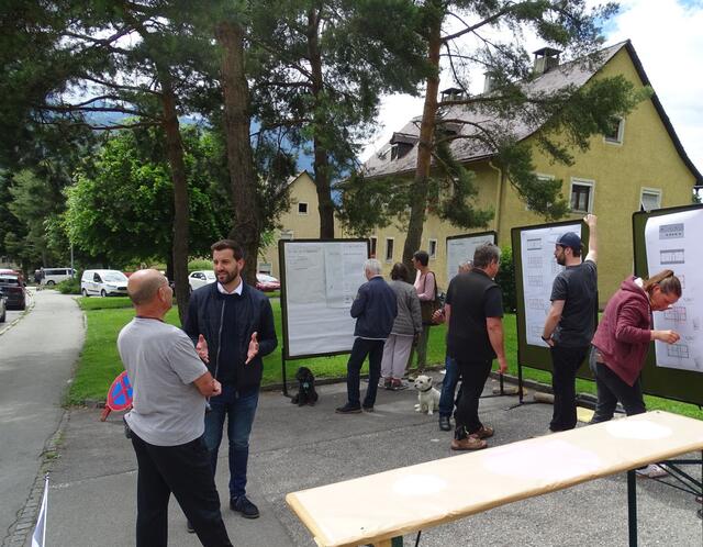 Bürgermeister Simon Tschann im Gespräch mit Anwohnern | Foto: Stadt Bludenz