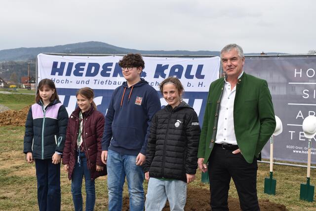 Die nächste Generation der Politik mit Bürgermeister Karl Bohnstingl. | Foto: Löschnig