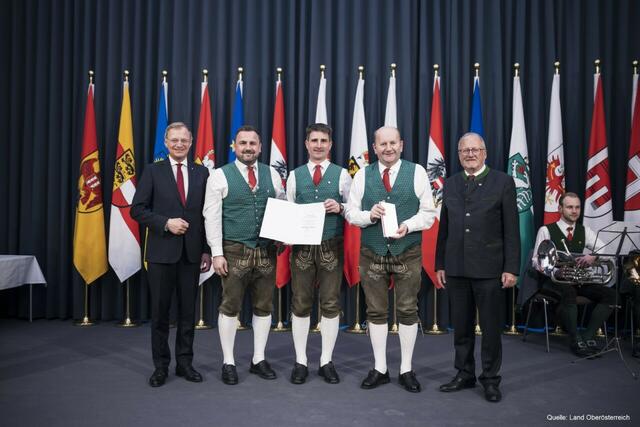 Obmann Markus Scharinger, Kapellmeister Gerhard Lauss und Stabführer Bernhard Wiesinger nahmen die Ehrung voller Stolz entgegen.  | Foto: Land Oberösterreich