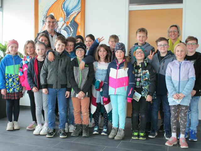 Bürgermeister Gerhard Schaur, Volkschüler der Volksschule Taufkirchen an der Trattnach inklusive ihrer Klassenlehrerin. | Foto: Volksschule Taufkirchen an der Trattnach