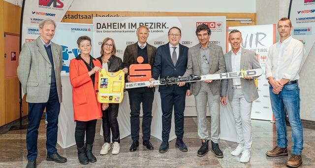 Viele Partner ermöglichen die Initiative. v.l.: Wilhelm Siegele, Johanna Ruetz, Daniela Lehmann, Mario Kometer (Vorstand SparkasseImst AG), Erwin Bouvier, Otmar Ladner (Bezirksstellenleiter WK Landeck), Andre Arnold (Obmann Tiroler Skiverband, Bezirk Imst), Markus Kathrein. | Foto: Wintersport an Schulen