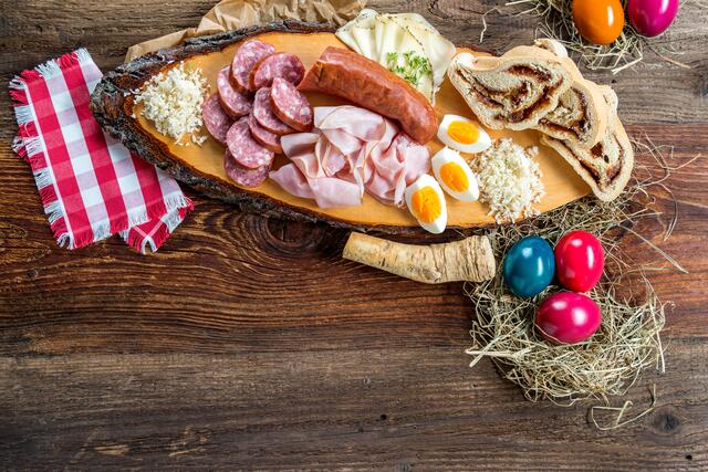 Auch wenn man für Schinken, Eier, Reindling und Co. heuer tiefer in die Tasche greifen muss – den Kärntnern ist Ostern heilig. | Foto: Adobe Stock/Lumixera