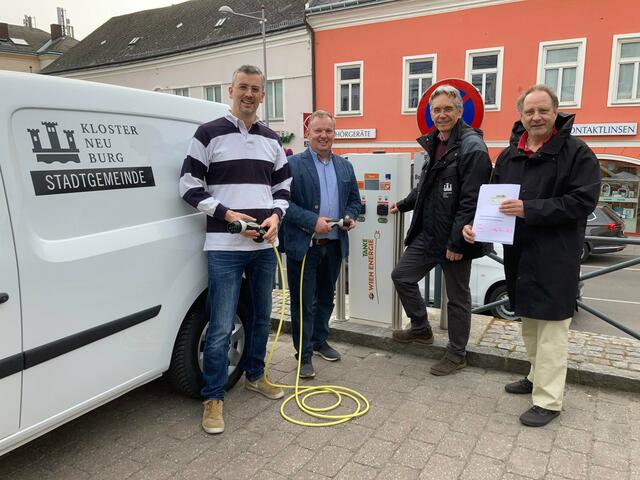 Freude über die Wiederinbetriebnahme der Säule. | Foto: Spitzbart