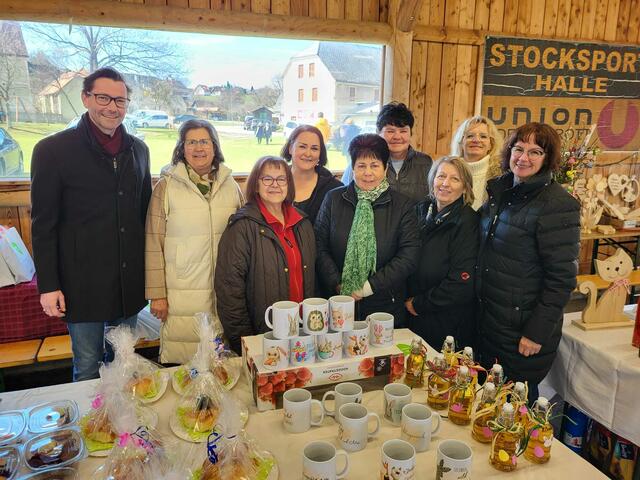 Das Team der VP Frauen Edelschrott mit Bürgermeister Georg Preßler und Obfrau Martina Holzmann | Foto: VP Frauen Edelschrott