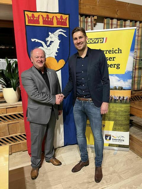 Otto Kargl übergibt das Obmann-Amt an den 27-jährigen Roland Krivec. | Foto: ÖVP Esternberg