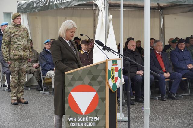 Bundesministerin Klaudia Tanner bei der feierlichen Übergabe der Kommandoführung des Militärkommandos Salzburg. | Foto: Emanuel Hasenauer
