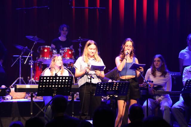 Die beiden Moderatorinnen, die durch das Programm führten. | Foto: Elisabeth Neuner