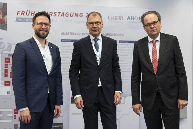 v.l.n.r.: AHOP-Präsident Harald Titzer, OeGHO-Tagungspräsident Dr. Ewald Wöll (KH St. Vinzenz Zams) und der derzeitige OeGHO-Präsident Dr. Wolfgang Hilbe. | Foto: OeGHO / Stefan Voitl